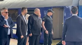 ️🇺🇸🇺🇦 ארה"ב השליח המיוחד ויטקוף וג'ארד קושנר הגיעו לקייב ברכבת לביקור הרשמי הראשון שלהם במדינה.