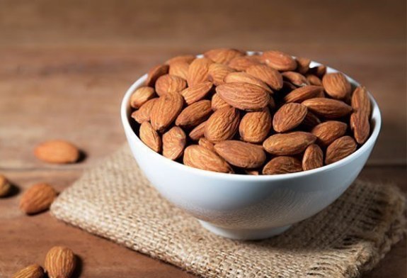 آیقار نیوز: 🥜بادام دشمن قسم خورده فشارخون بالا و دیابت است،⬅️ اگر کسی که چاق است بادام بخورد هوس خوردن نان و برنج نخواهد کرد⬅️بادام