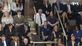 特朗普总统国情咨文讲话节选(1)：“从1776年到今天，每一代的美国人都挺身而出，为了下一代而捍卫生命、自由和对幸福的追求。他们真的是为了下一代人这样做。但是如今轮到我们了。我们正在一起打造一个国家，在这个国家，每个孩子都有机会登得更高，走得更远，政府回应人民而不是有权势者的呼声，辛勤工作的美国公民的利益永远是我们优先和最终的关切。这是我们对前辈英雄欠下的债，这是我们为了建国250周年必须对美国维持的承诺。” 更多内容👉 https://www.voachinese.com