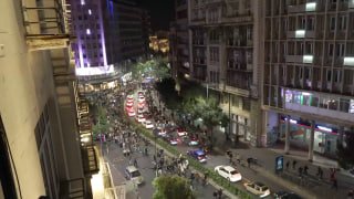 🗳 🇷🇸 WATCH: קהלים חוגגים צועדים מעל ארמון אלבניה במרכז בלגרד. ➡️ Footage מן הסצנה מראה קהלים באים יחד לא…