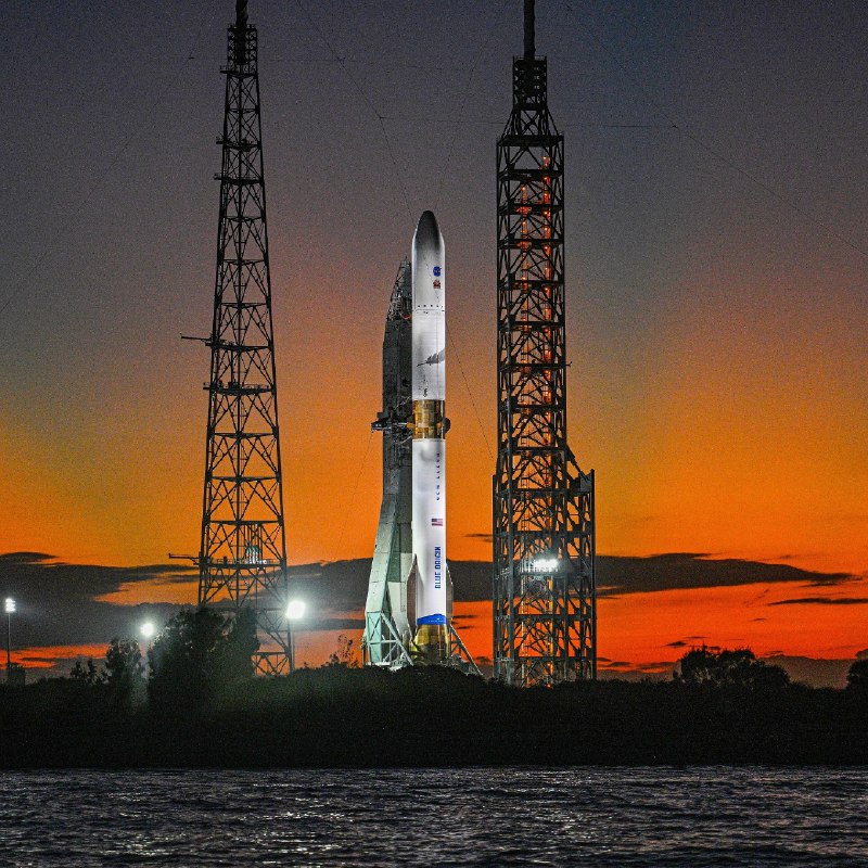 【NASA 火星轨道探测器推迟发射】蓝色起源公司「新格伦」（New Glenn）重型运载火箭搭载美国宇航局 EscaPADE 火星轨道探测器准备发射，卡纳维拉尔角。11月9日，蓝色起源公司宣布因天气原因推迟 EscaPADE 火星轨道探测器发射任务，预计下一个发射窗口期为11月12日。「EscaPADE」全名为「逃逸与等离子体加速和动力学探测器」，主要任务是研究火星大气及磁场与太阳活动的相互作用机制，为未来火星探测任务提供空间天气预警。 source