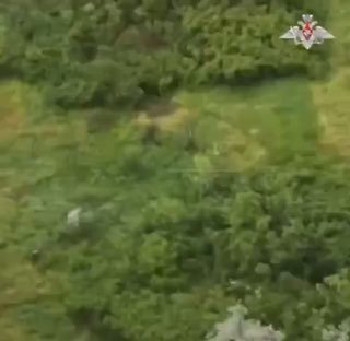 לרוסיה יש ספורט חדש: לתפוס חבר'ה מבצעים מיוחדים. עמוק בתוך שטח האויב, מל"ט שומר על השמיים ומספק הדרכה. גיבו…