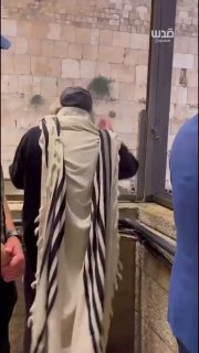 השר לביטחון לאומי איתמר בן גביר עורך טקסים תלמודיים בחומת בוראק, על רקע המשך הפלישות וההסלמה של ישראל למסגד…