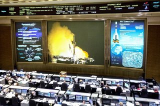 【俄进步号货运飞船发射】俄罗斯航天局任务控制中心实时监控「进步 MS-32」号货运飞船发射过程，莫斯科州。9月11日，「进步号」飞船执行2025年国际空间站第5次货运补给任务，本次共运送约2.5吨货物，包括870公斤燃料、420升饮用水、50公斤氮气、一套新型「海鹰-MKS」舱外宇航服、1176公斤科学实验设备和宇航员补给物资等。新货运飞船预计飞行48小时后抵达国际空间站并与「星辰号」服务舱自动对接。 source