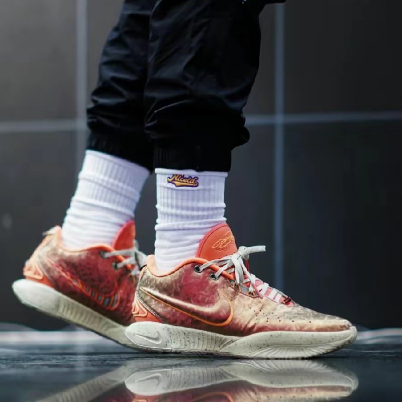 Imagem Tênis Nike LeBron XXI “Queen Conch”