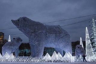 【俄罗斯迎接2026新年】莫斯科市中心广场装饰北极熊造型的巨型灯光装置庆祝新年和圣诞节，俄罗斯。12月26日，俄罗斯卢布兑美元汇率上涨至1:77.88，过去12个月累计涨幅超过45%，创下1994年迄今最大年度涨幅，为2025年全球表现最强劲的主要货币。俄罗斯经济发展部预计2025年 GDP 总额将达到217万亿卢布（约合27万亿美元），其中用于乌克兰特别行动的支出达11万亿卢布，占 GDP 比重达到5.1%。 source