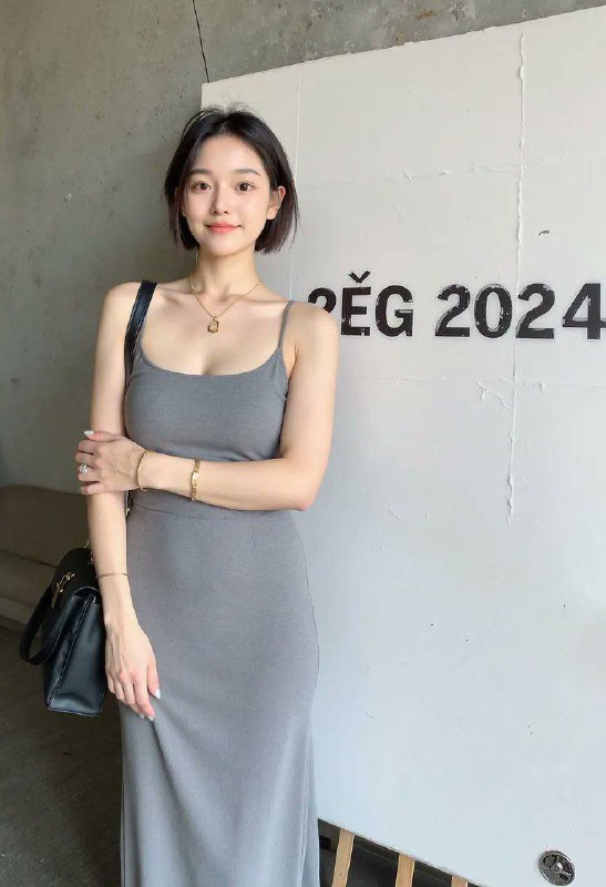 这个帖子应该叫「如何快速在小红书起号」🥳Flux AI 出品的图着实🐂🍺，能生成很生活化，就像日常自拍一样的照片