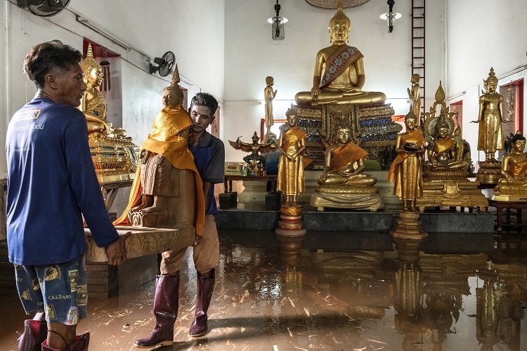 【泰国新一轮暴雨洪灾】泰国寺庙在洪水侵袭前转移佛像，暖武里府。11月10日，泰国水利局宣布湄南河大坝泄洪量将提高至每秒2900立方米，湄南河水位上升可能导致曼谷、巴吞他尼府、暖武里府等地遭遇新一轮洪水灾害。泰国防灾减灾厅通报台风「卡玛吉」过境引发的强降雨天气迄今造成该国至少13人死亡，全国15个府超过47万人受灾。泰国内阁已批准向受灾家庭发放逾60亿泰铢（1.85亿美元）补偿金。 source