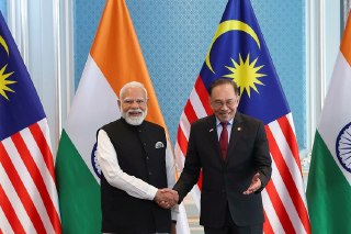 【印度总理访问马来西亚】印度总理 Narendra Modi 与马来西亚总理 Anwar Ibrahim 举行会晤，布城。2月8日，印度总理 Modi 应邀对马来西亚进行为期2天正式访问，两国领导人就印马关系、经贸合作、国际及地区局势等议题交换意见，见证签署11份谅解备忘录和合作文件。双方会后发表联合声明，同意加强贸易便利化和本币结算，扩大能源、半导体、数字经济、国防安全等领域合作。印度是马来西亚在南亚的最大贸易伙伴，2025年两国双边贸易额达794.9亿令吉（约合200亿美元）。 source