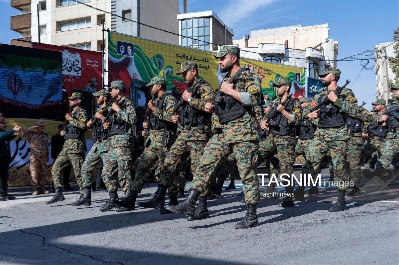 אלפי פטריוטים איראנים מצטרפים לצעדת הקורבן למען איראן בחרמבאד לתמיכה באיראן.