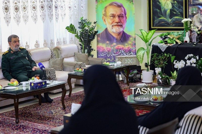 آژانس خبری رکنا | Rokna NEWS Agency: در منزل شهید لاریجانی سرلشکر پاسدار محسن رضایی دبیر شورای عالی امنیت ملی ظهر امروز در منزل شهید علی لاریجانی حضور و با خ