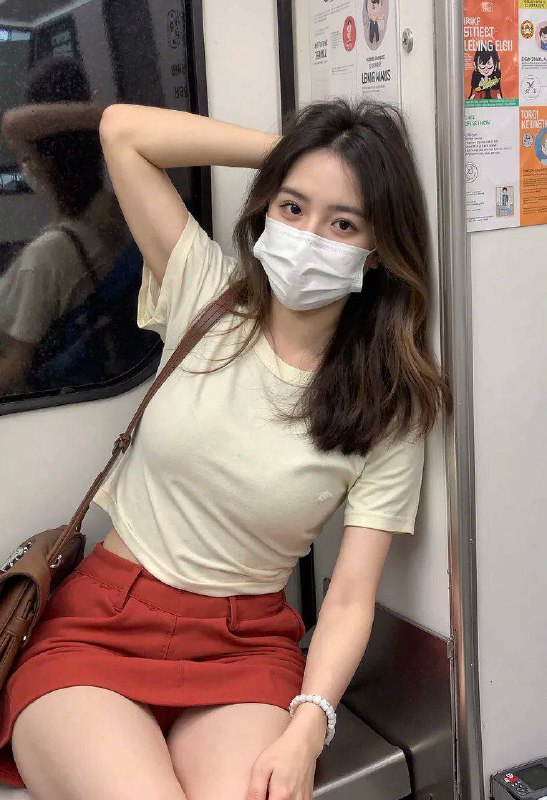 这个帖子应该叫「如何快速在小红书起号」🥳Flux AI 出品的图着实🐂🍺，能生成很生活化，就像日常自拍一样的照片