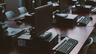 经济压力致美国消费者和企业延长硬件使用周期联邦储备委员会数据显示，新设备投资不足是美国企业生产力落后于欧洲的主要原因。技术解决方案提供商 Diversified 研究发现，24% 的员工因过时技术问题而加班，88% 的员工认为老旧设备限制了创新。供应链冲击、关税变化和 AI 热潮推高了硬件价格，内存短缺可能持续至 2027 年。智能手机方面，美国用户实际更换周期为 29 个月，远超计划的 16 个月，购买价格中位数为 634 美元，远低于旗舰机型价格。TechSpot🍀在花频道 🍵茶馆 📮投稿新鲜事