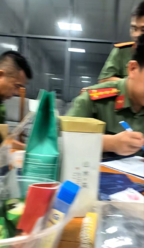 东南亚华人大事件：被一群匪警上门来检查 七月一号昨天晚上越南时间9点多 在河内市福安一配图