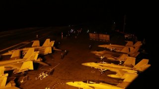 פיקוד מרכז ארצות הברית פרסם תמונות שבהן נראים מטוסי הקרב F/A-18E ו-F/A-18F Super Hornet של חיל הים האמריקני…