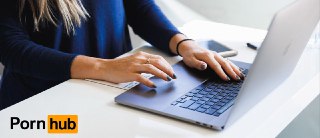 成人网站 PornHub 用户数据遭泄露，涉及观看记录和搜索历史知名成人网站 PornHub 的付费高级会员数据近日遭到泄露，包括用户观看历史、搜索记录等敏感信息。此次泄露并非 PornHub 自身系统被攻击，而是其供应商 Mixpanel 遭勒索软件团伙 ShinyHunters 攻击所致。PornHub 回应称，公司自 2021 年起已停止与 Mixpanel 合作，泄露数据为 2021 年或更早的历史分析数据，用户密码、支付信息等核心数据未受影响。然而黑客已向 PornHub 发出勒索邮件，威胁公布详