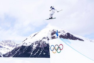 【米兰冬奥会中国首银】2026年米兰-科尔蒂纳冬奥会自由式滑雪女子坡面障碍技巧决赛，中国选手谷爱凌正在完成空中动作。2月9日，中国选手谷爱凌以0.38分微弱劣势获得自由式滑雪女子坡面障碍技巧赛亚军，为中国队赢得本届冬奥会首枚银牌。谷爱凌在决赛首轮以高难度动作斩获全场最高的86.58分，后续两轮因失误未能提升分数。瑞士选手 Mathilde Grémaud 以86.96分获得金牌，加拿大选手 Megan Oldham 以76.46分获得铜牌。 source